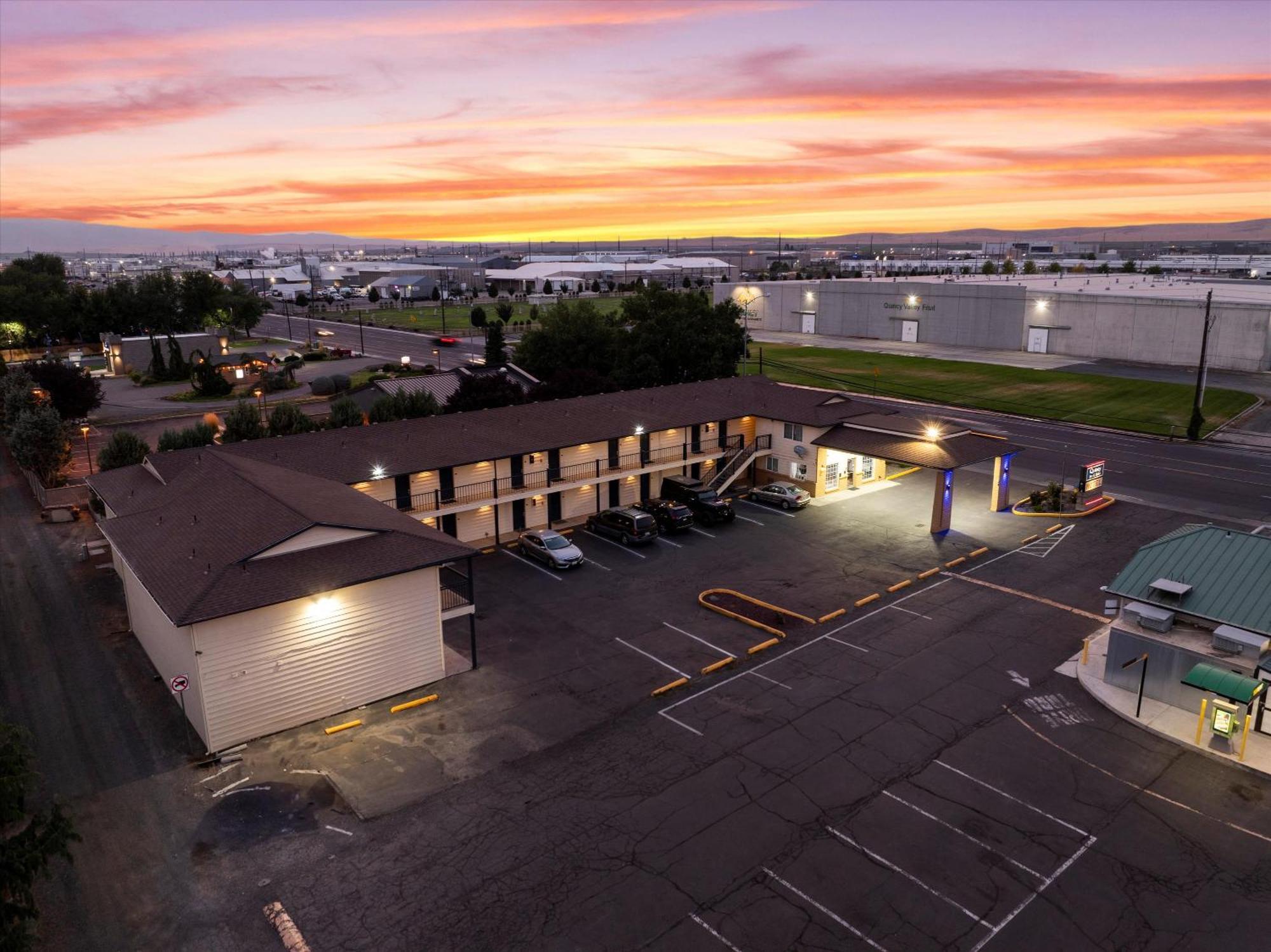Quincy Inn And Suites Exterior foto